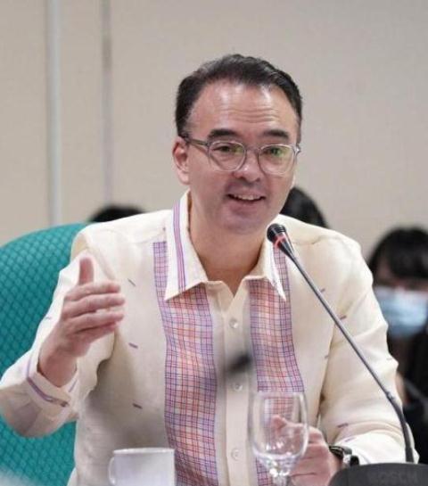 Cayetano, nangakong iimbestigahan ang pagkakadena sa EMBO fire stations